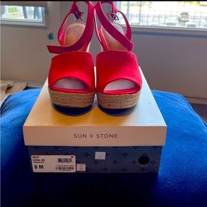 Size 8 coral Sun + Stone sandals with a comfortable heel